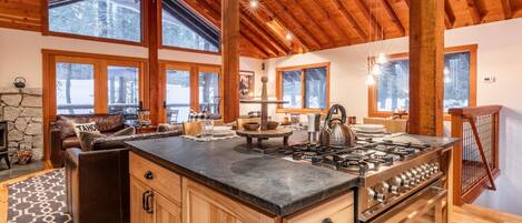 Kylskåp, mikrovågsugn, ugn och spishäll