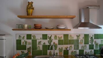 KĂŒhlschrank, Herdplatte, Kochgeschirr/Geschirr/Besteck, KĂŒchenrolle