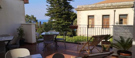 屋外ダイニングエリア