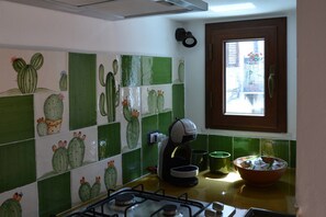 Kjøleskap, kokeplater, kjøkkenutstyr og papirhåndklær