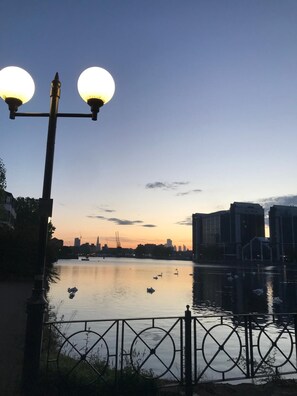 Miscellaneous - 2BR Docks View Flat With Free Parking Terrace Fast WiFi TV BBQ PrivateGarden (London)