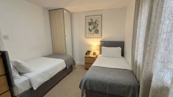 Silitysrauta/-lauta, Wi-Fi, vuodevaatteet