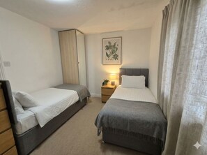 Silitysrauta/-lauta, Wi-Fi, vuodevaatteet