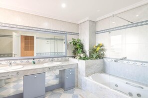 Douche, sèche-cheveux, serviettes fournies