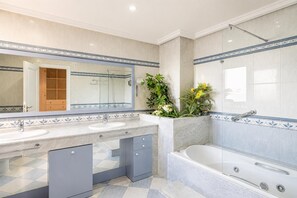 A bathroom with two sinks, a bathtub, and a mirror. - Villa Casa Faro - Four Bedroom Villa, Sleeps 8 (Mallorca)
