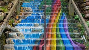 Un escalier dont les marches sont peintes dans un dégradé de couleurs de l’arc-en-ciel.