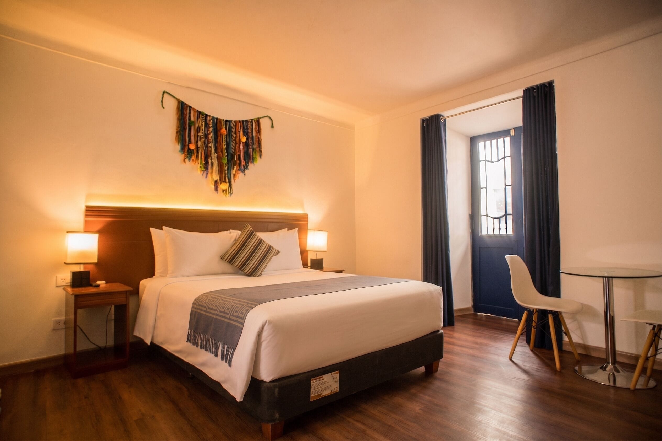 Deluxe tweepersoonskamer | Een kluis op de kamer, een bureau, gratis wifi