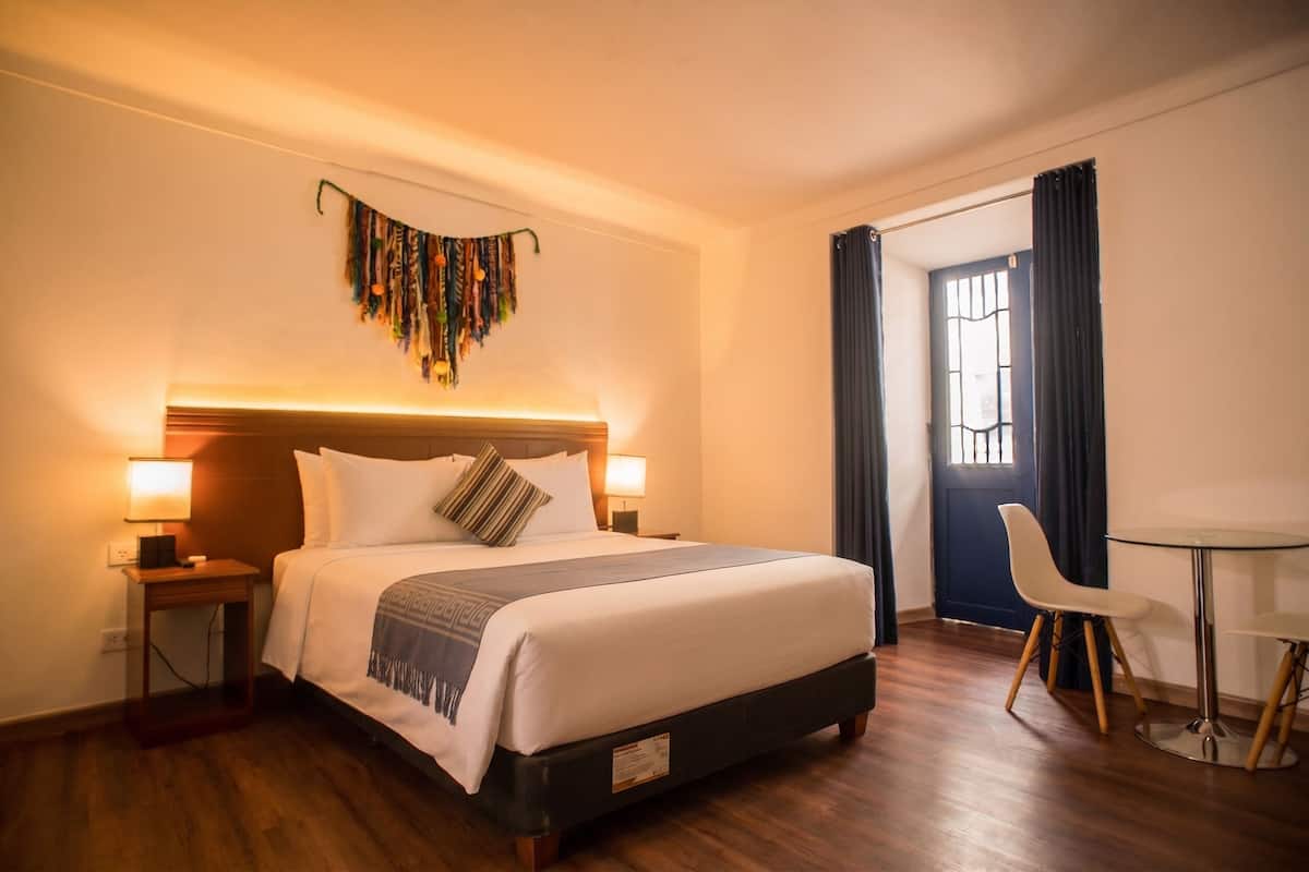 豪華雙人房 | 房內夾萬、書桌、免費 Wi-Fi