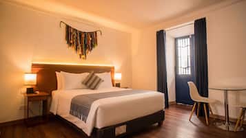 Deluxe tweepersoonskamer | Een kluis op de kamer, een bureau, gratis wifi