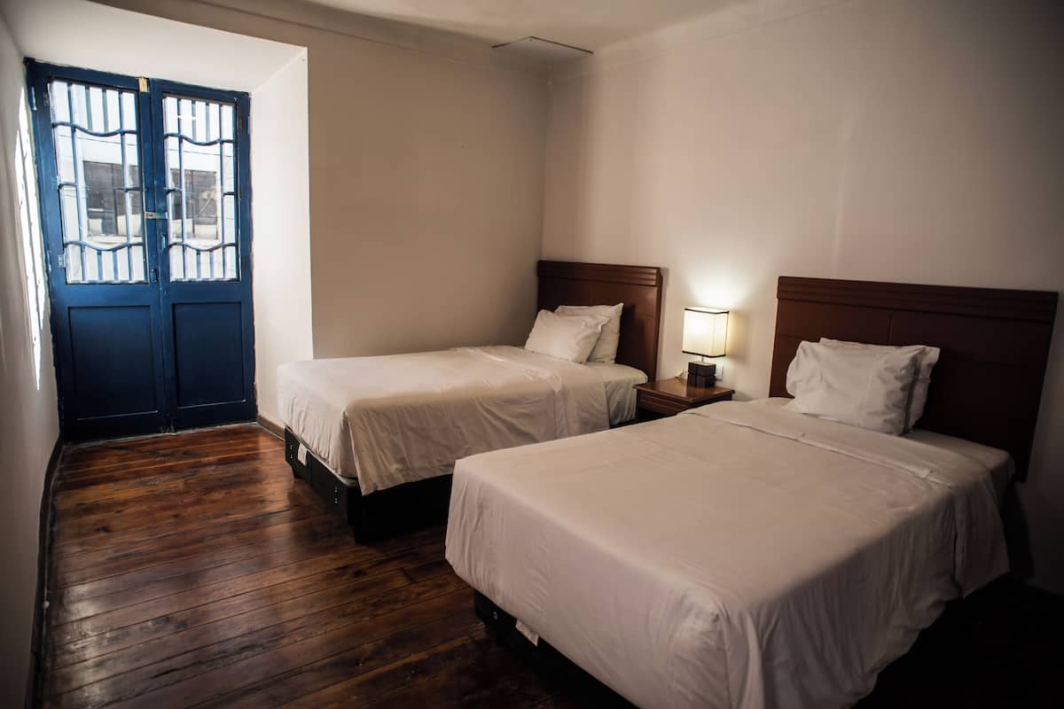 三人房 | 客房内保险箱、办公桌、免费 WiFi