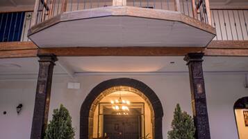 Vista frontal de la propiedad