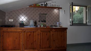 Frigorifero, microonde, forno, piano cottura