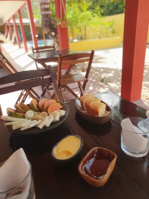 Café da manhã feito na hora grátis todos os dias