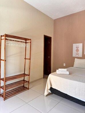 Classic Quadruple Room, Haiwan Kesayangan Dibenarkan, Garden View | Langsir/tirai gelap terus, seterika/papan seterika, Wi-fi percuma 