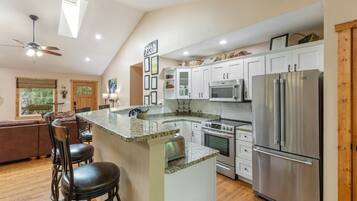 Frigorífic, microones, forn i placa de cuina