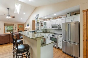 Frigorífic, microones, forn i placa de cuina 