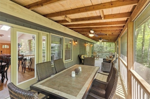 NEW LISTING! Cozy mountain retreat between Highlands and Cashiers!