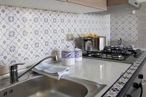 Fridge, oven, stovetop, electric kettle - Petreria estate 2 whirlpool & sea view (Santo Stefano di Camastra)