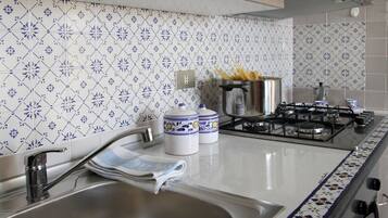 Kühlschrank, Ofen, Herdplatte, Wasserkocher