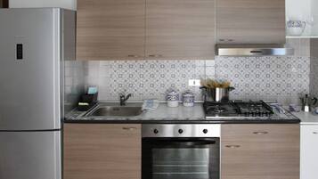 Frigorifero, forno, piano cottura, bollitore elettrico