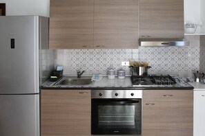 Fridge, oven, stovetop, electric kettle - Petreria estate 2 whirlpool & sea view (Santo Stefano di Camastra)