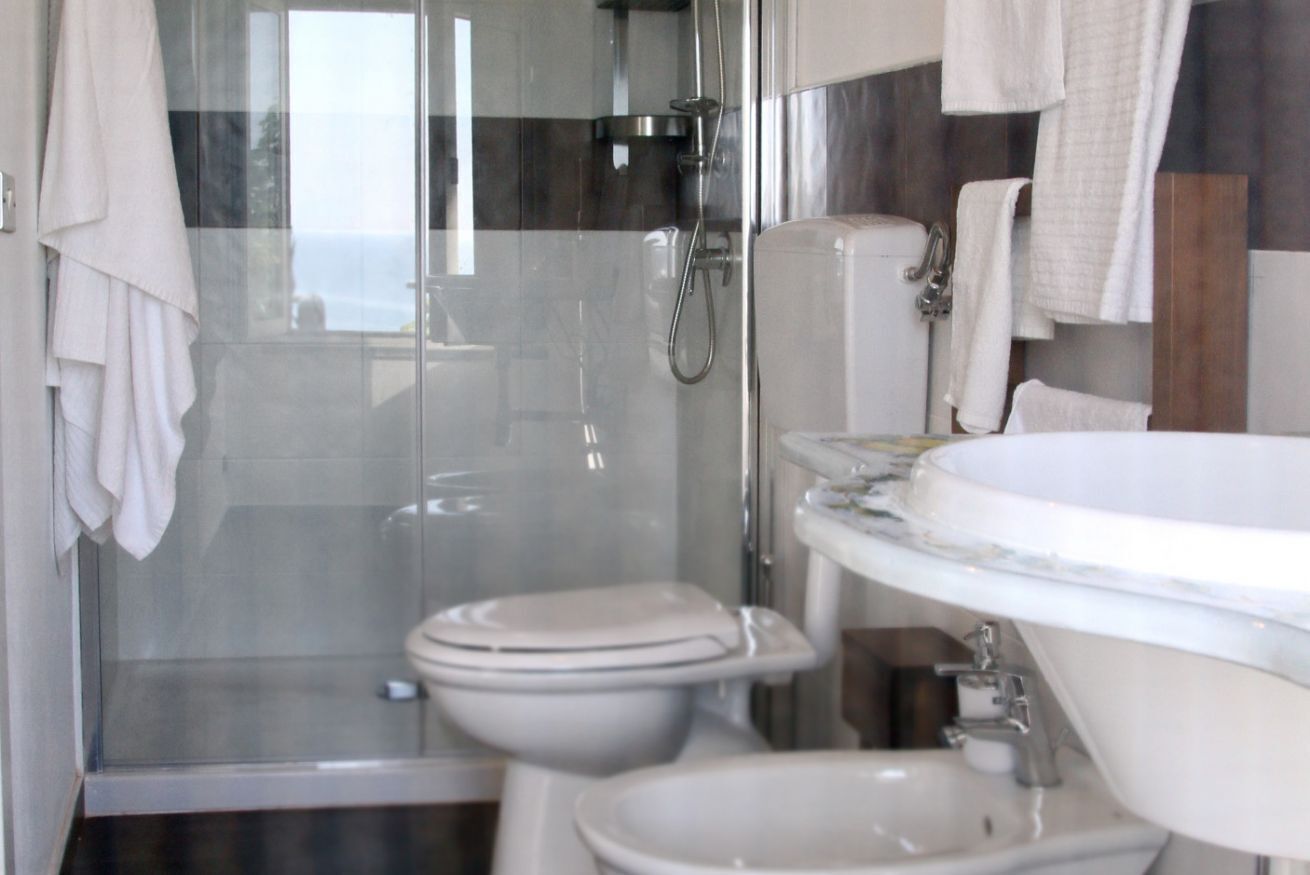 Douche, sèche-cheveux, bidet, serviettes fournies