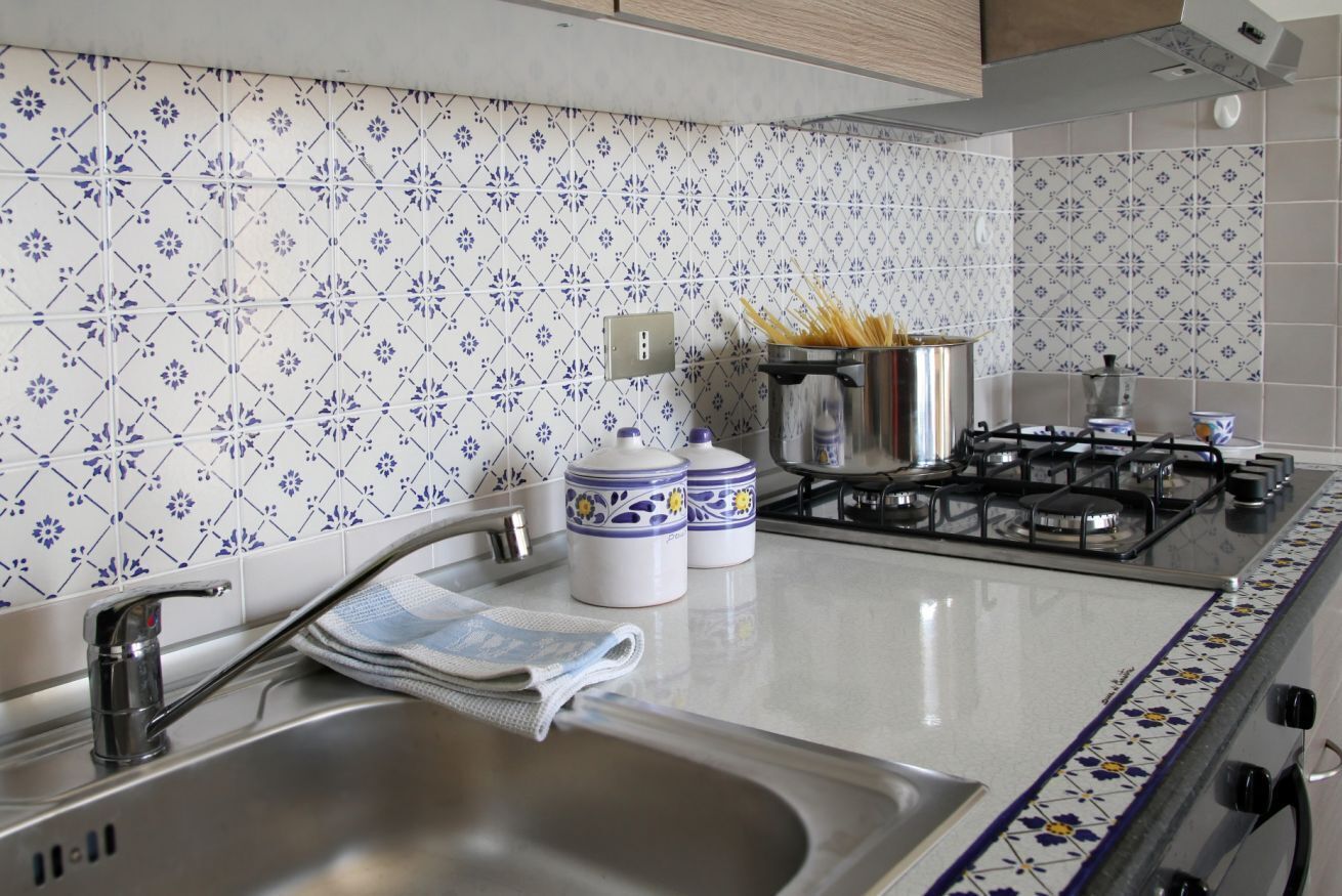 Fridge, oven, stovetop, electric kettle