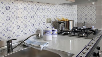 Frigorifero, forno, piano cottura, bollitore elettrico