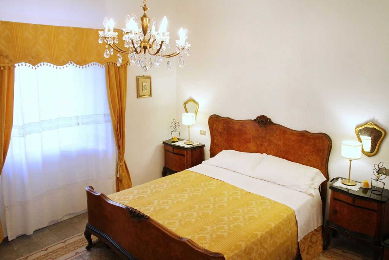 1 camera, una cassaforte in camera, ferro/asse da stiro