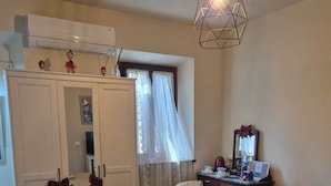 A bedroom with two beds, a desk, and a wardrobe. - Room Pinocchio-B&B in Collodi me and mom-100m from Pinocchio Park and Garden (Collodi)