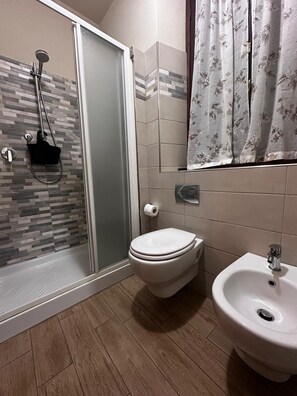 Dusche, Haartrockner, Bidet, Handtücher