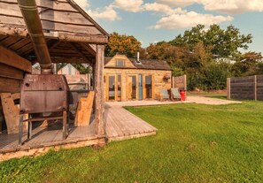 Terrace/patio - Tinywood One, dog friendly with hot tub in Warwick (Long Itchington)