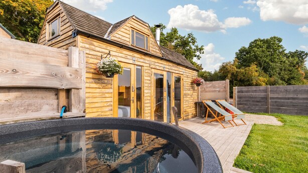 A wooden house with a swimming pool, a deck, and a fenced backyard. - Tinywood One, dog friendly with hot tub in Warwick (Long Itchington)