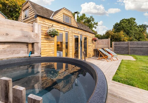 Tinywood One, dog friendly with hot tub in Warwick