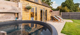 Tinywood One, dog friendly with hot tub in Warwick