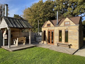 Terrace/patio - Tinywood Two, dog friendly with hot tub, sleeps six people in Warwick (Long Itchington)