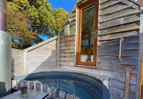 Tinywood Two, dog friendly with hot tub, sleeps six people in Warwick