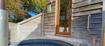 Tinywood Two, dog friendly with hot tub, sleeps six people in Warwick