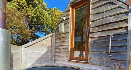 Tinywood Two, dog friendly with hot tub, sleeps six people in Warwick