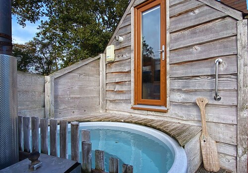 Tinywood Three, dog friendly with hot tub, sleeps up to eight people in Warwick