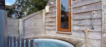 Tinywood Three, dog friendly with hot tub, sleeps up to eight people in Warwick