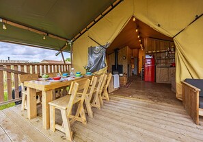 Outdoor dining - Dog friendly glamping accommodation with hot tub in Ripon, Yorkshire (West Tanfield - Ripon)