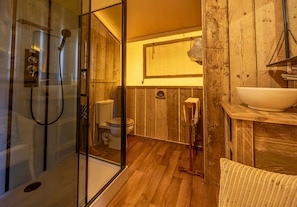 Douche, serviettes fournies