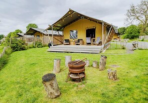 Terrace/patio - Dog friendly glamping accommodation in Ripon, Yorkshire (West Tanfield - Ripon)