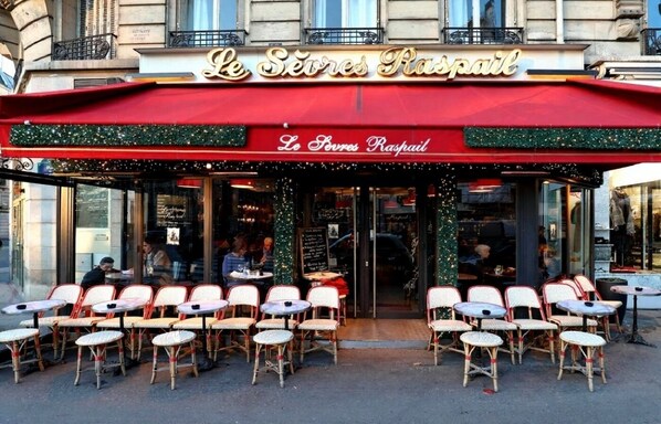 Outdoor dining - AN IDEAL BLEND OF CHARACTER, COMFORT AND AN UNBEATABLE LOCATION - RUE DE SÈVRES (Paris)