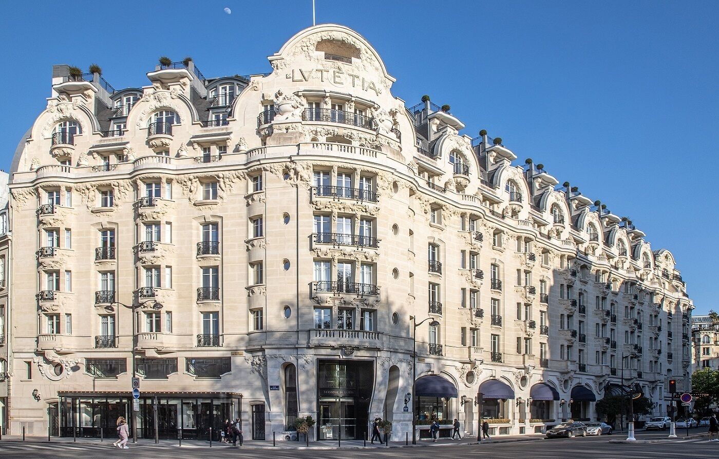 Um edifício histórico com arquitetura elaborada, várias varandas e uma entrada imponente.