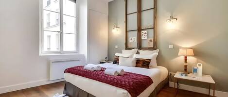 Een kluis op de kamer, een bureau, een strijkplank/strijkijzer