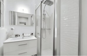 Shower, hair dryer, towels, soap - AN IDEAL BLEND OF CHARACTER, COMFORT AND AN UNBEATABLE LOCATION - RUE DE SÈVRES (Paris)