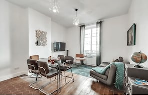 TV - AN IDEAL BLEND OF CHARACTER, COMFORT AND AN UNBEATABLE LOCATION - RUE DE SÈVRES (Paris)