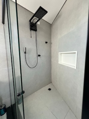 Regadera, toallas, papel de baño